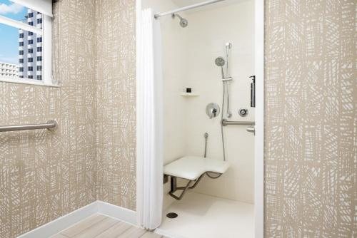 Hotel Continental Miami Beach Tapestry Collection By Hilton Miami Beach Florida — Bathroom