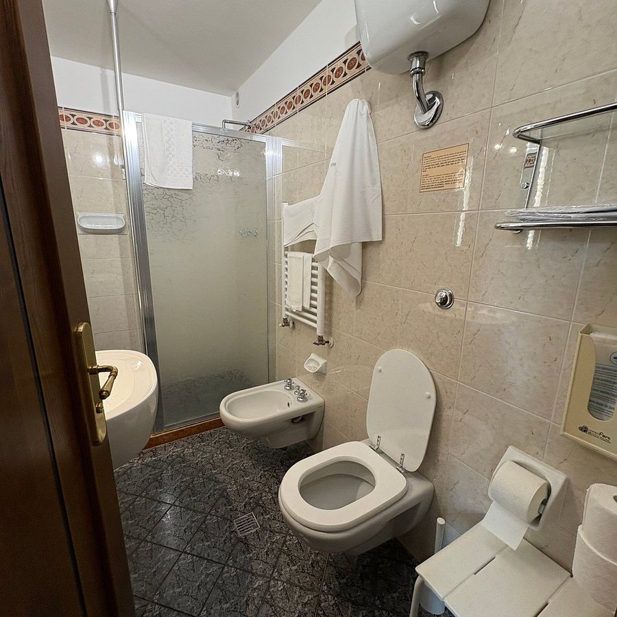 Hotel Corona D Italia — Bathroom