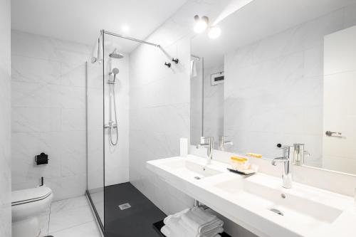 Hotel Cortezo — Bathroom