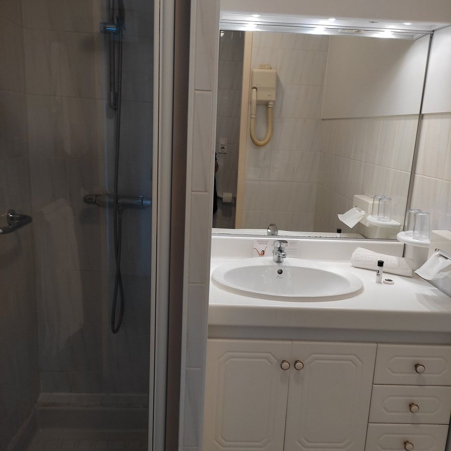Hotel Cosmos Spa — Bathroom