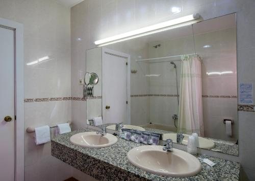 Hotel Cuatro Naciones Barcelona Catalonia — Bathroom
