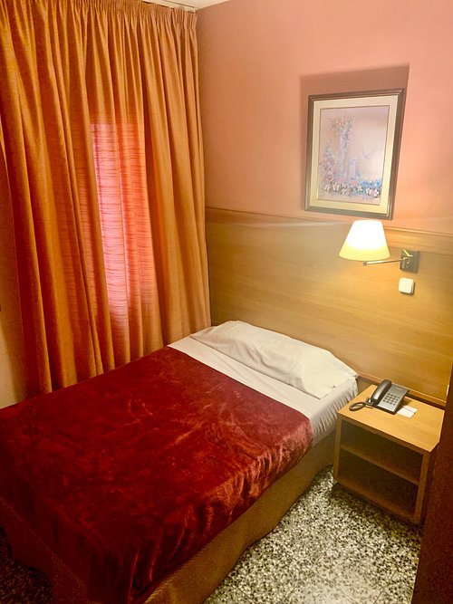 Hotel Cuatro Naciones Barcelona Catalonia — Guest room
