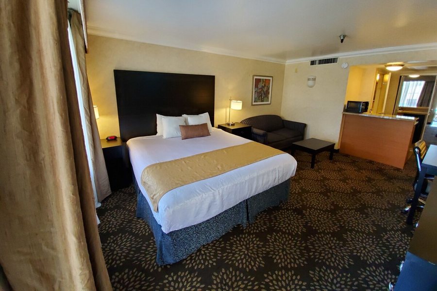 Hotel d Lins Ontario Airport — Guest room