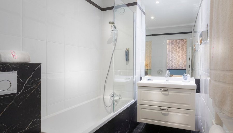 Hotel Dauphine Saint Germain — Bathroom