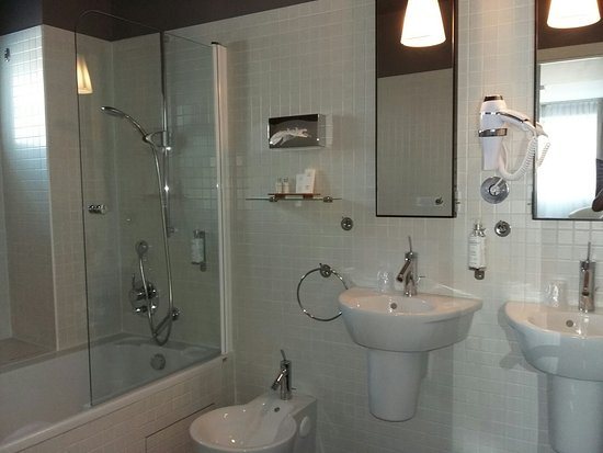Hotel de France — Bathroom
