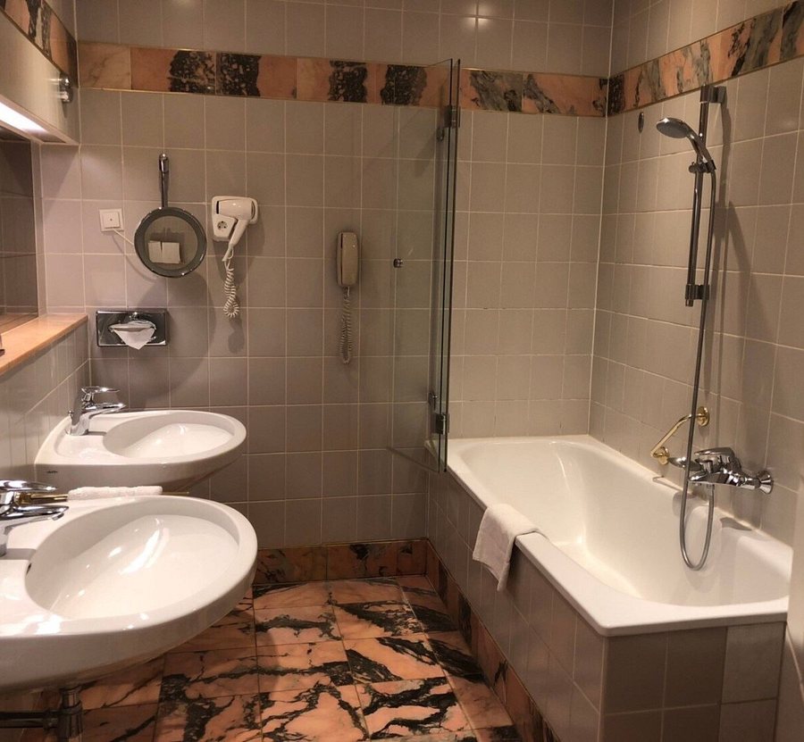 Hotel de France — Bathroom