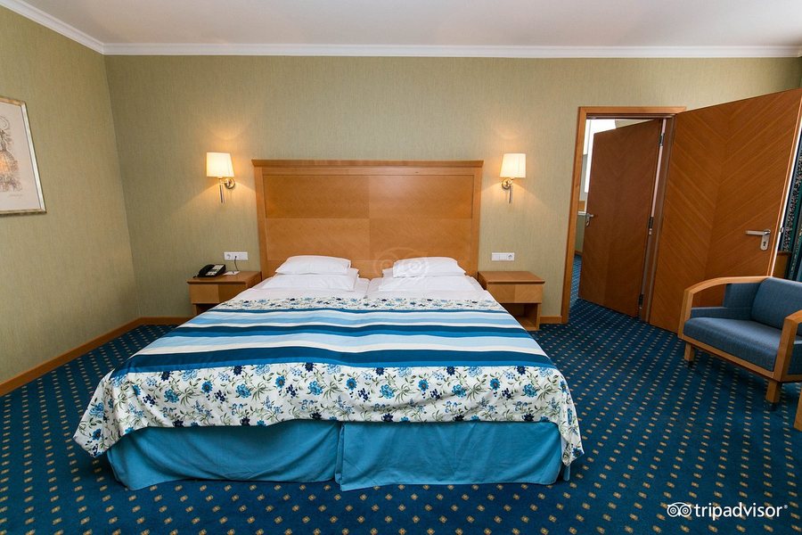 Hotel de France — Guest room