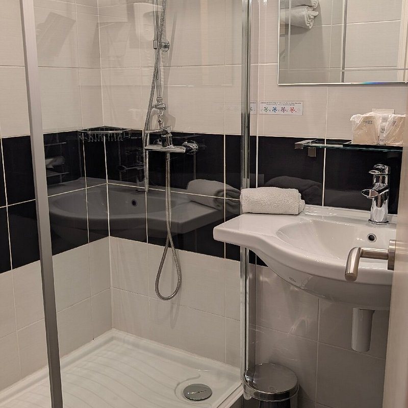 Hotel de Guyenne — Bathroom