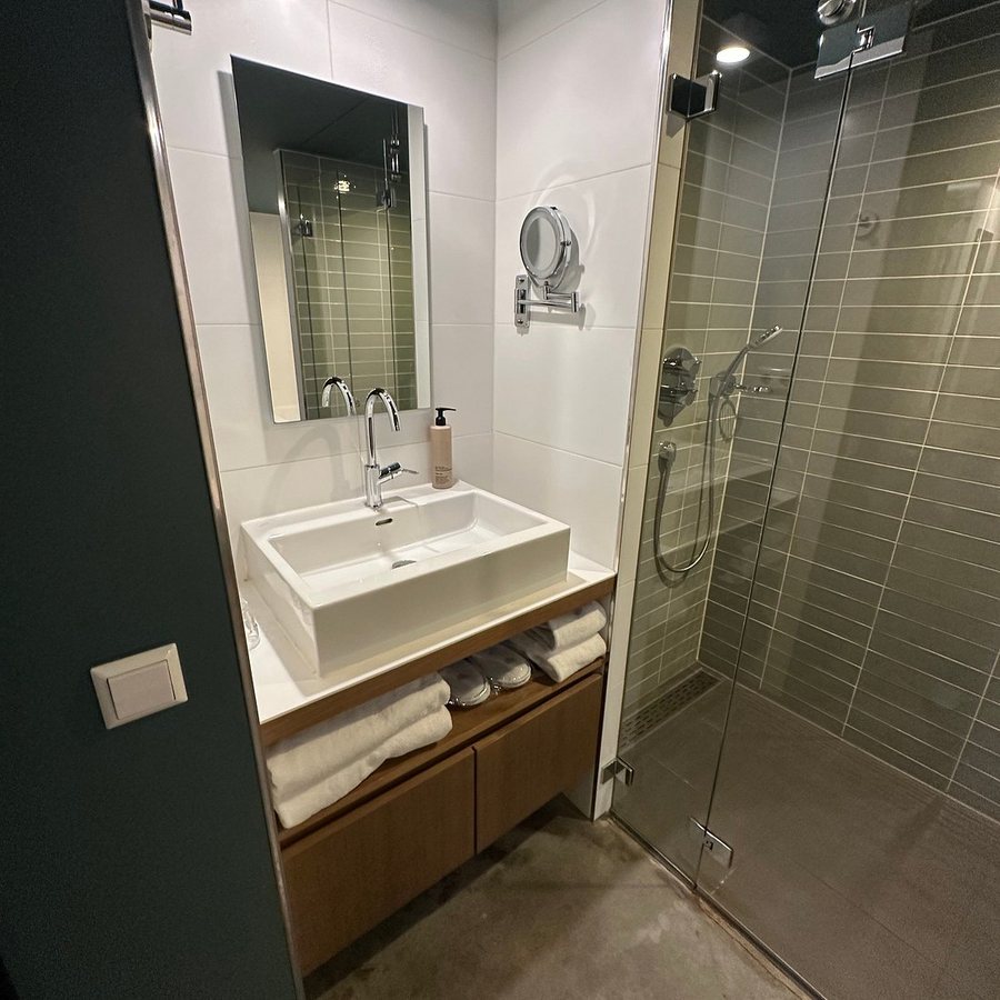 Hotel De Hallen — Bathroom