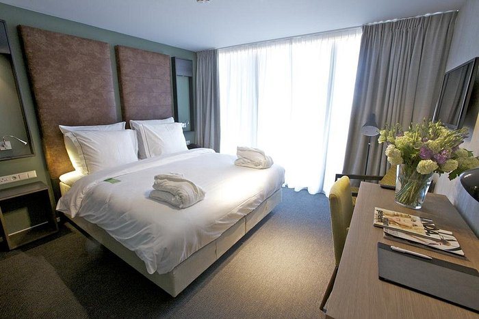 Hotel De Hallen — Guest room
