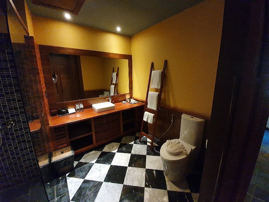 Hotel de l amour — Bathroom