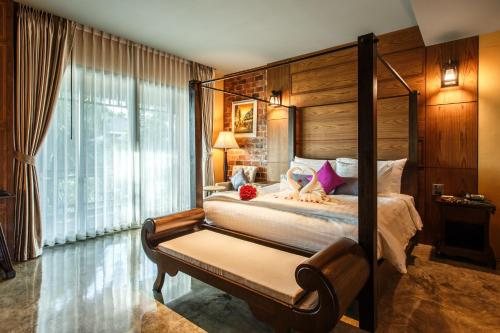 Hotel de l amour — Guest room
