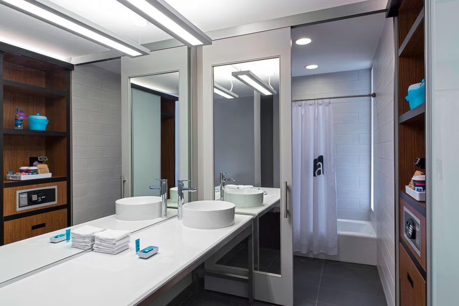 Hotel de L Eau Vive — Bathroom