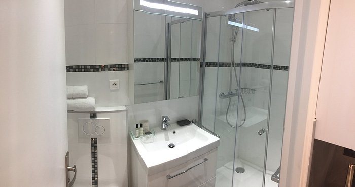 Hotel de l Horloge — Bathroom