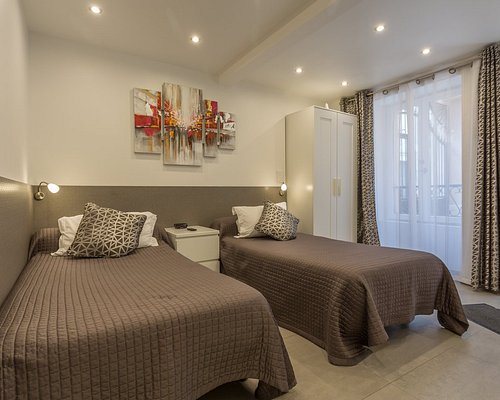 Hotel de l Horloge — Guest room