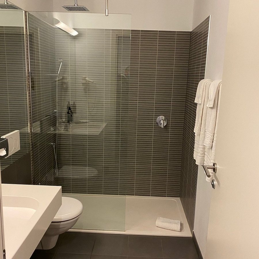 Hotel de la Gare — Bathroom