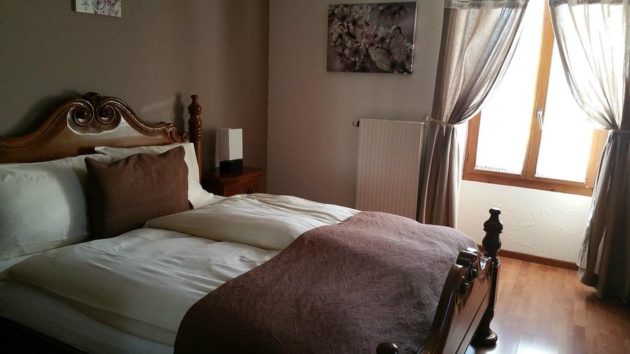Hotel de la Gare — Guest room