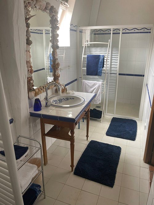 Hotel de la Loire — Bathroom