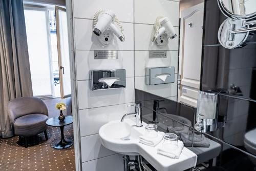 Hotel de La Paix Paris — Bathroom