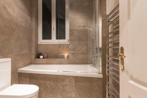 Hotel De La Porte Doree — Bathroom