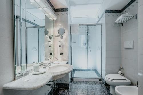 Hotel de La Ville — Bathroom