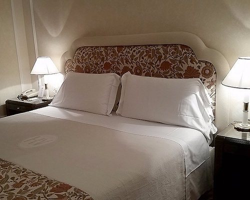 Hotel de La Ville — Guest room