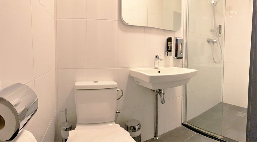 Hotel De Looier — Bathroom