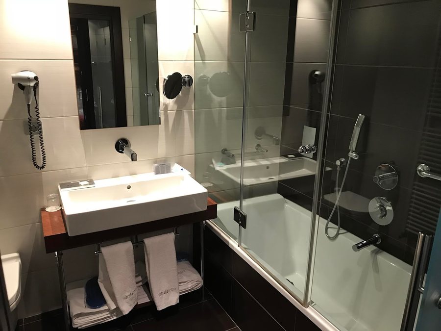 Hotel De Montana Rubielos — Bathroom