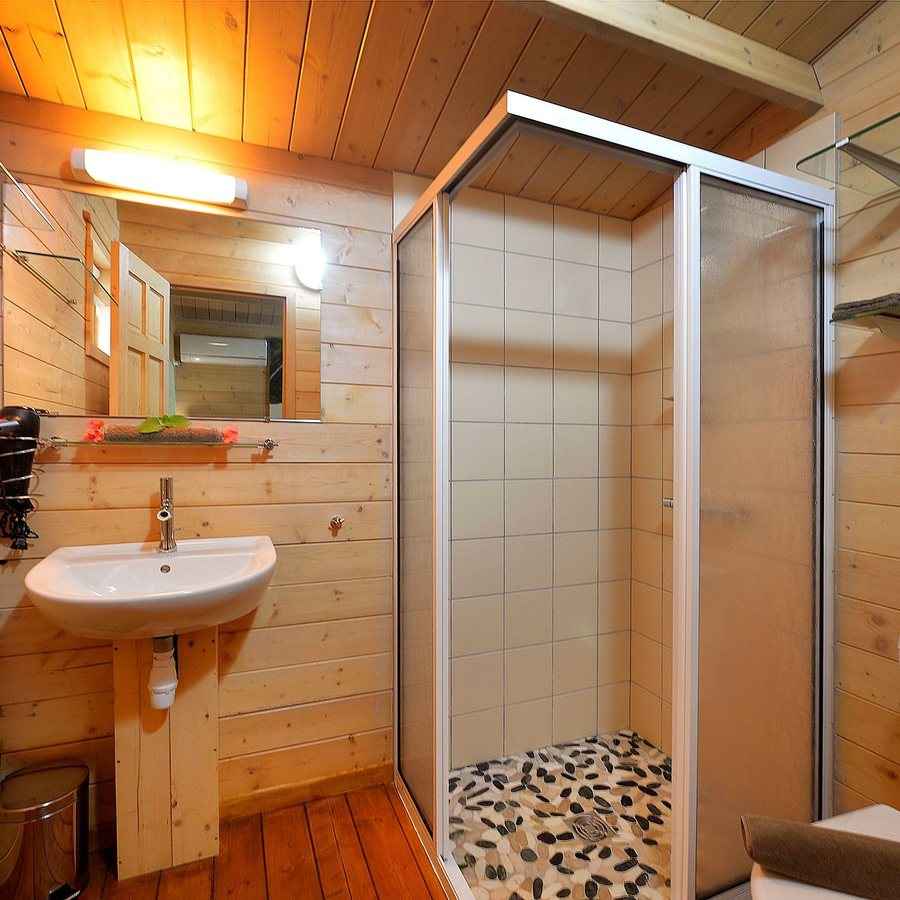 Hotel De Poe — Bathroom