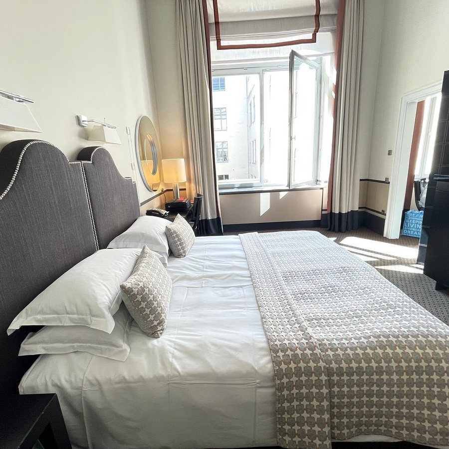 Hotel de Rome — Guest room