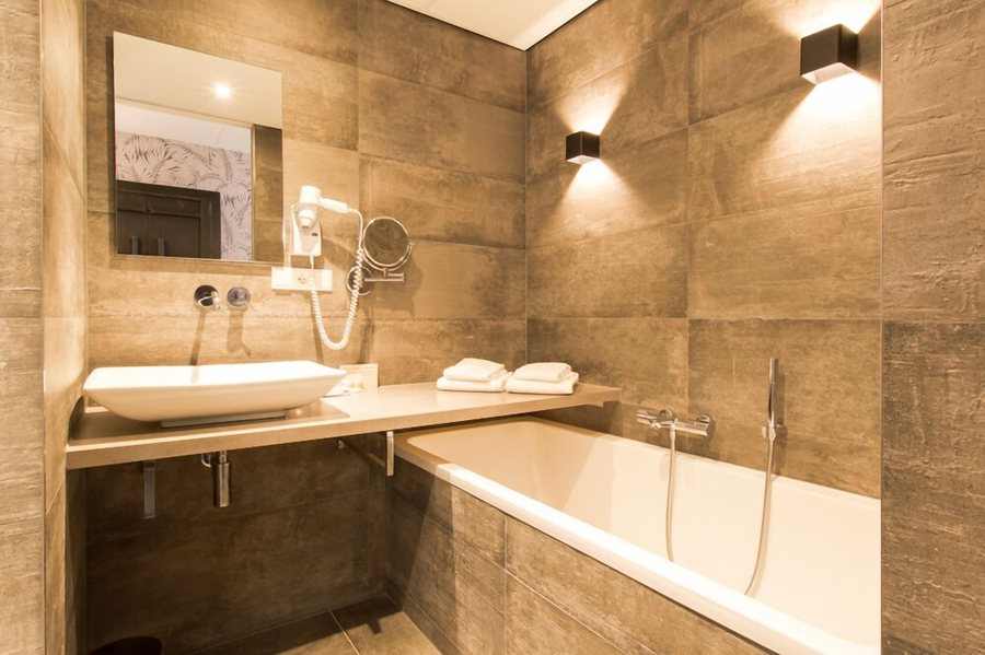 Hotel De Roode Schuur — Bathroom