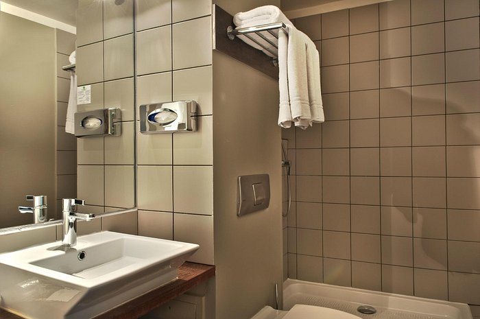 Hotel de Sevres — Bathroom
