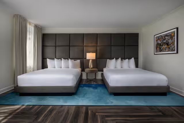 Hotel Deco Omaha Tapestry Collection by Hilton — Guest room