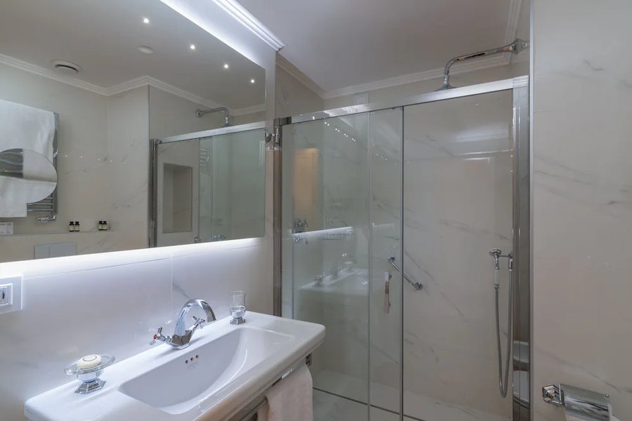 Hotel Degli Artisti — Bathroom