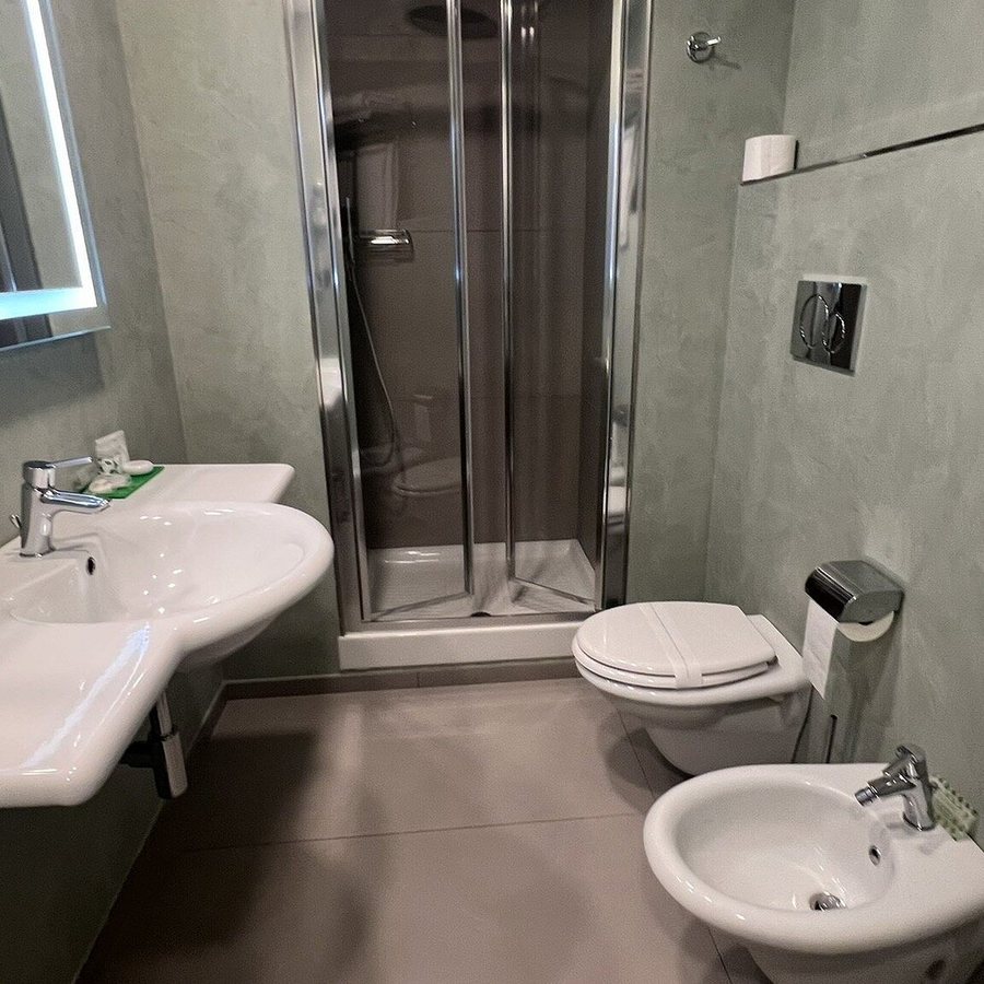 Hotel Dei Congressi — Bathroom