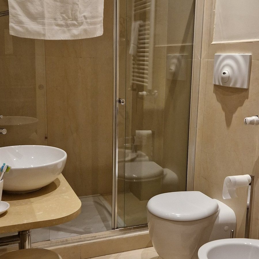 Hotel dei Fiori — Bathroom