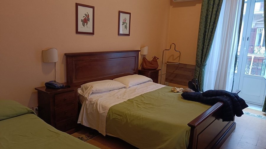 Hotel del Centro — Guest room