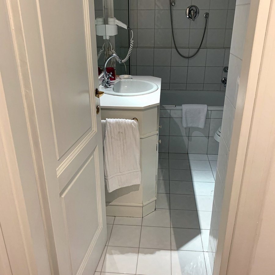 Hotel Del Corso — Bathroom