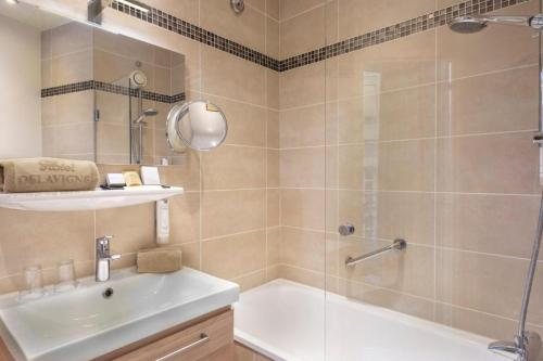 Hotel Delavigne — Bathroom