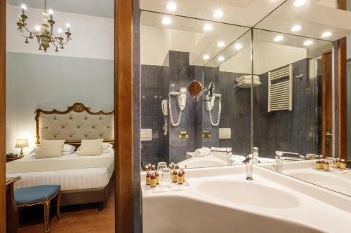 Hotel Della Torre Argentina — Bathroom