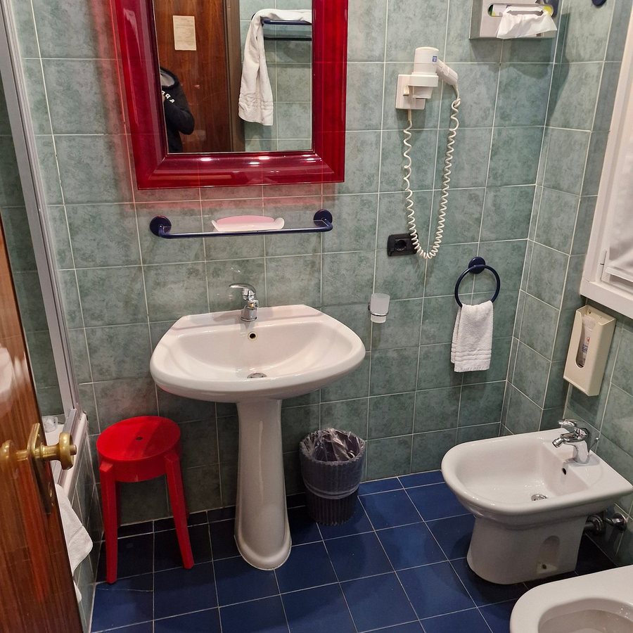 Hotel Delle Nazioni — Bathroom