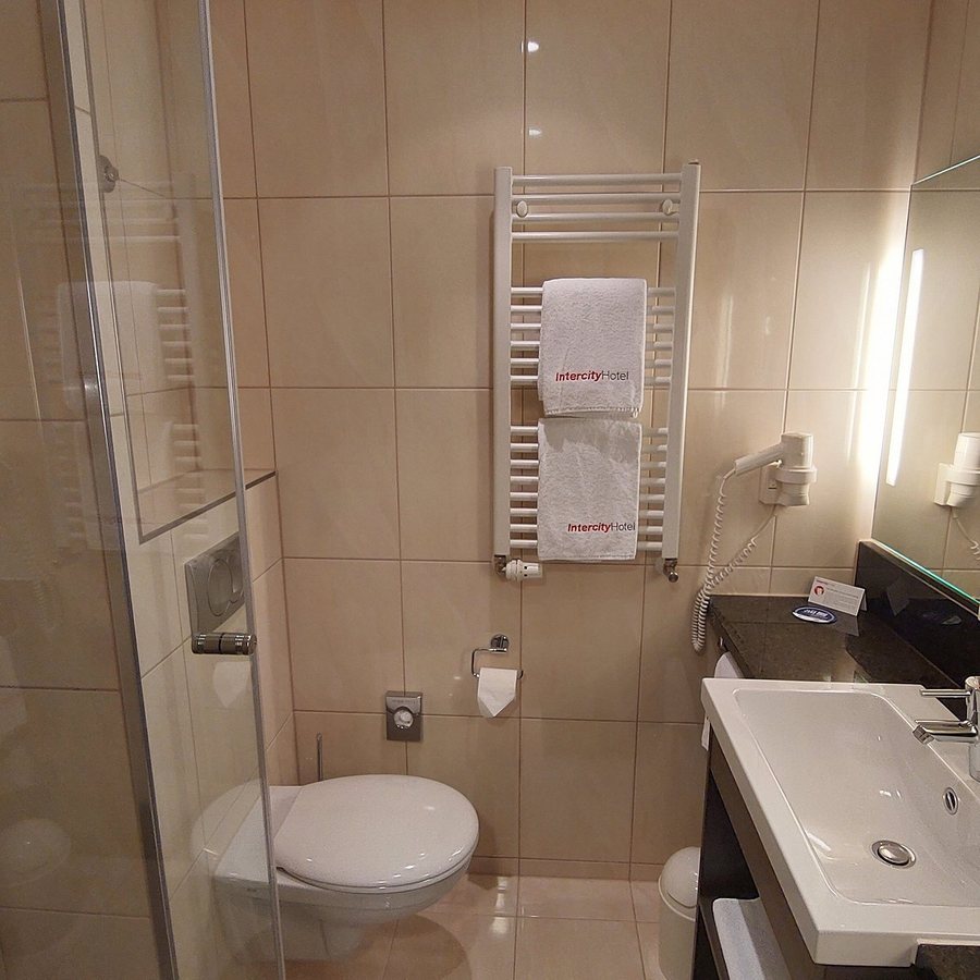 Hotel Delta — Bathroom