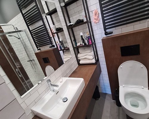 Hotel Delta — Bathroom