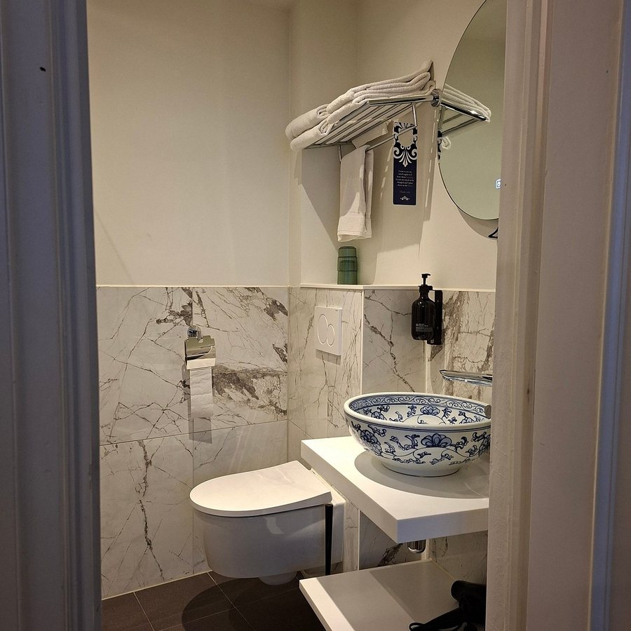 Hotel des Arts — Bathroom