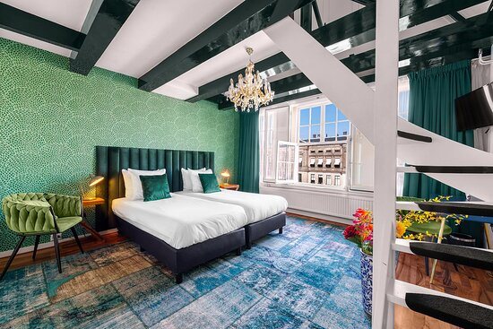 Hotel des Arts — Guest room