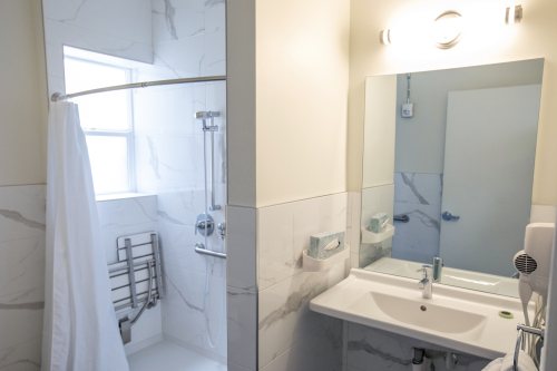 Hotel Des Arts — Bathroom