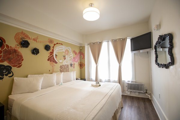Hotel Des Arts — Guest room