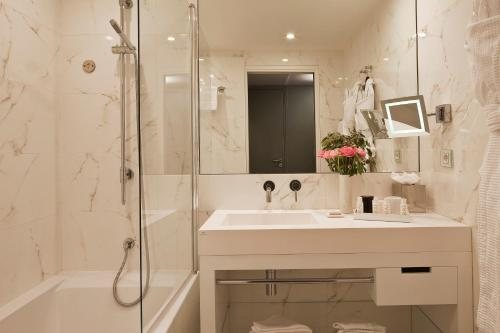 Hotel Des Carmes By Malone — Bathroom