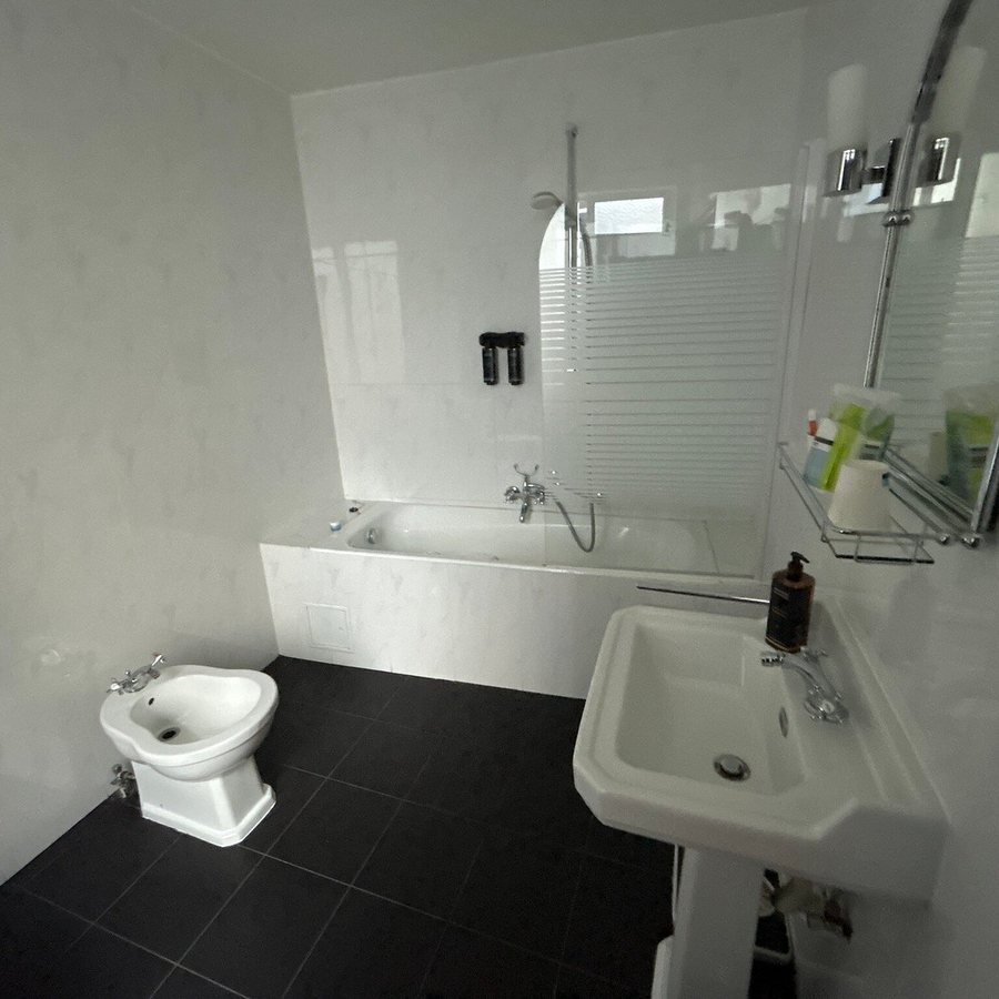 Hotel des Colonies — Bathroom
