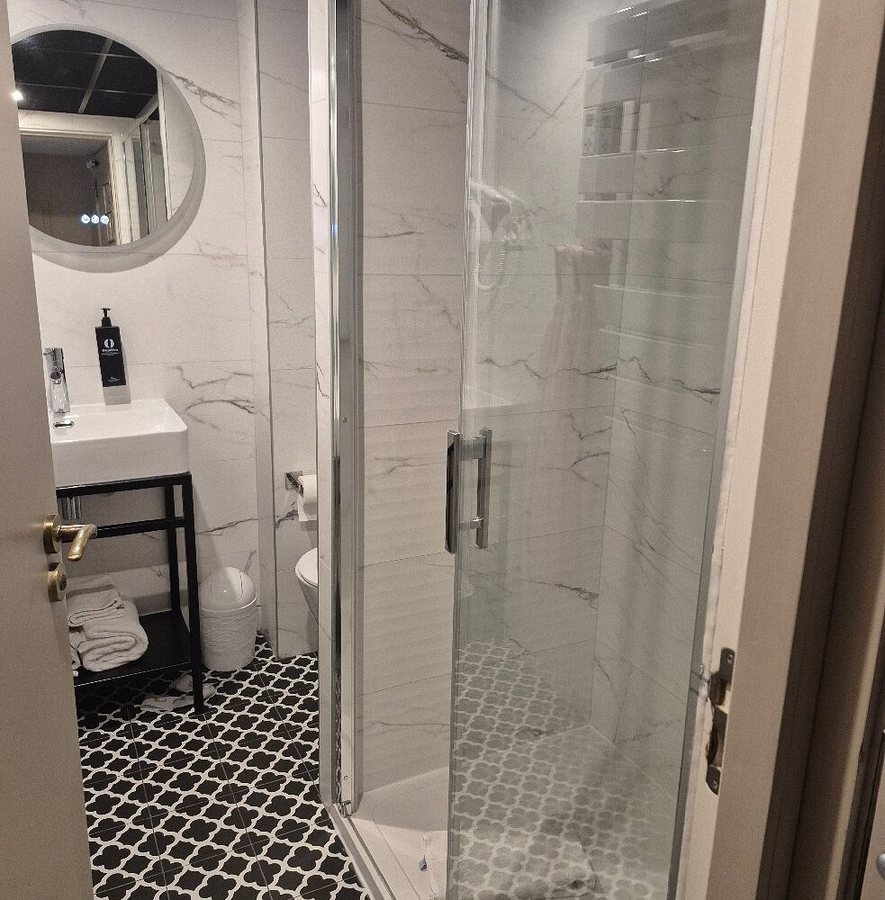 Hotel des Comedies — Bathroom